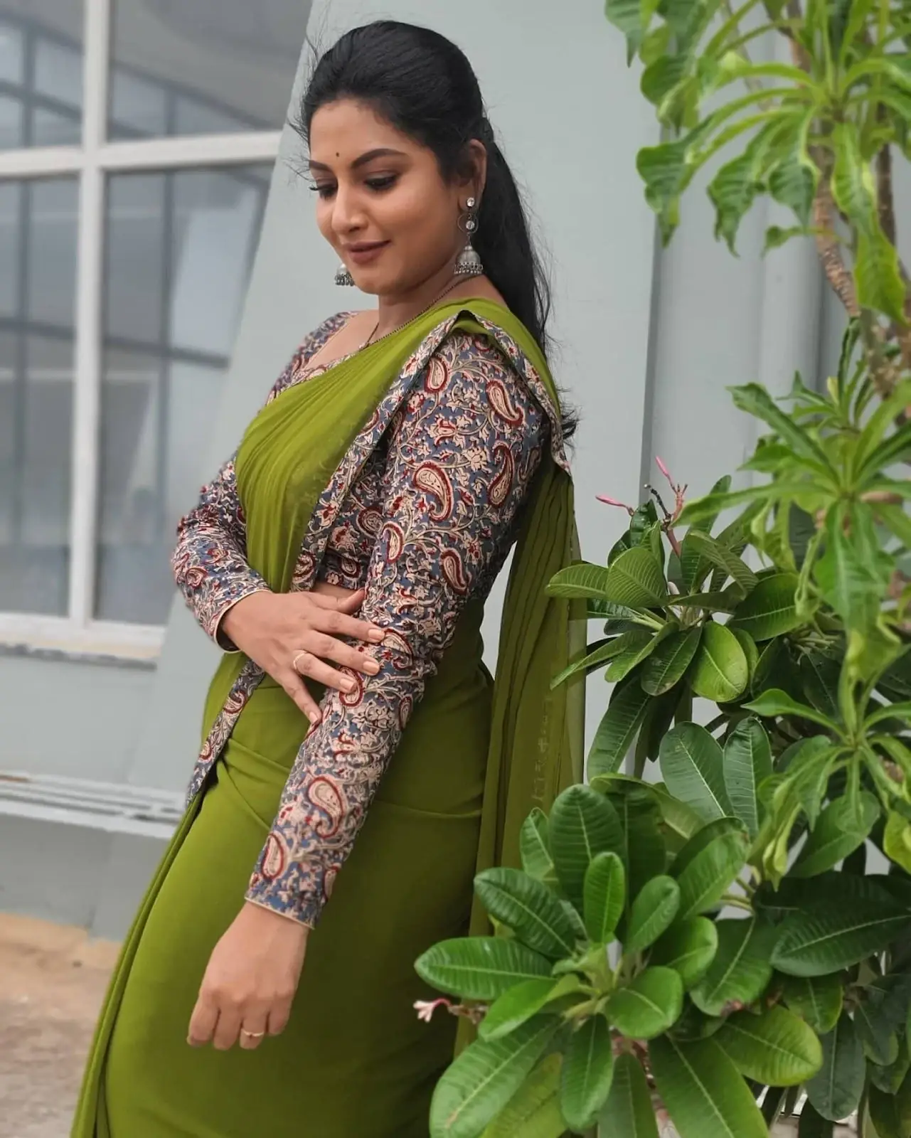 Indian TV Girl Pallavi Ramisetty Photos in Traditional Green Saree